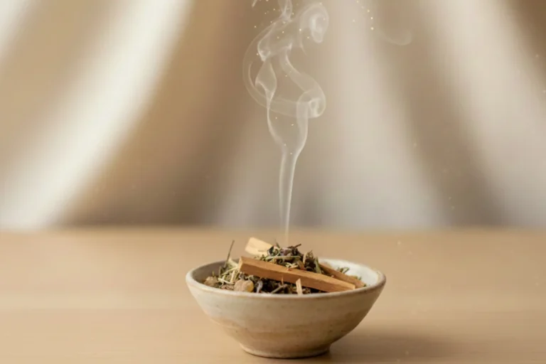 Räucherwerk im warmen Abendlicht, feiner Rauch steigt still auf – Symbol für Reinigung, Übergang und Bewusstseinsarbeit in den Rauhnächten.