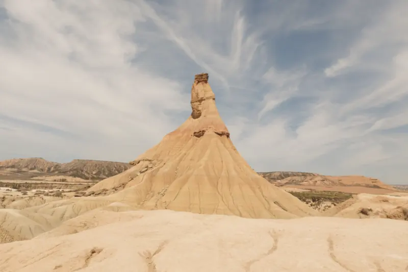 Sandsteinformation im warmen Licht, weiche Linien und ruhige Formen, Symbol für Erdung und innere Klarheit.
