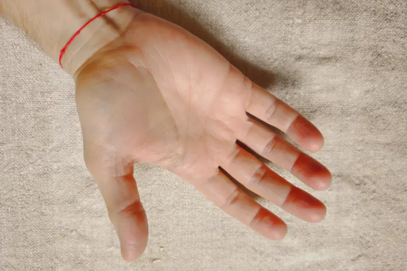 Geöffnete Hand ruht auf hellem Leinen, warmes Licht, ruhige Geste, Symbol für Vertrauen und Loslassen.