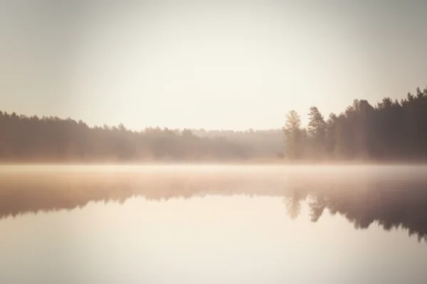 Still ruhender See im Morgennebel mit warmem Licht in Terrakotta- und Elfenbeintönen – Sinnbild für Klarheit, Tiefe und intuitive Ruhe.
